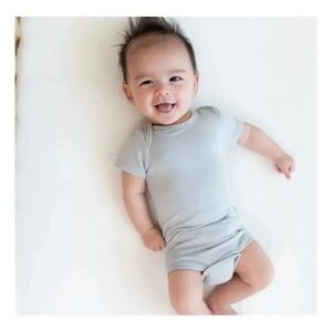KYTE BABY - BABY NEUTRAL BODYSUIT IN STORM 6-12 months